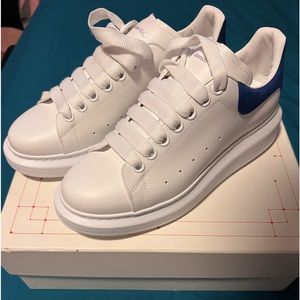 Women's Oversized Sneaker in
White/paris Blue💙